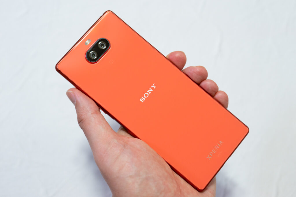 SONY Xperia 8 SOV42 レビュー／画角21:9な低価格スマホ、専用の液晶保護シートとケースもレビュー！ | MAKKYON WEB